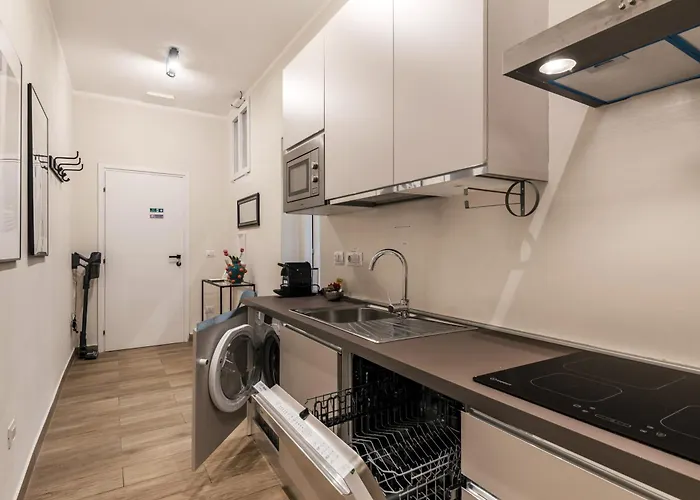 Апартаменты C3 Class Apartment, 2 Da Letto, 2 Bagni, Giardino Distante 15 Minuti A Piedi Da Fontana Di Trevi